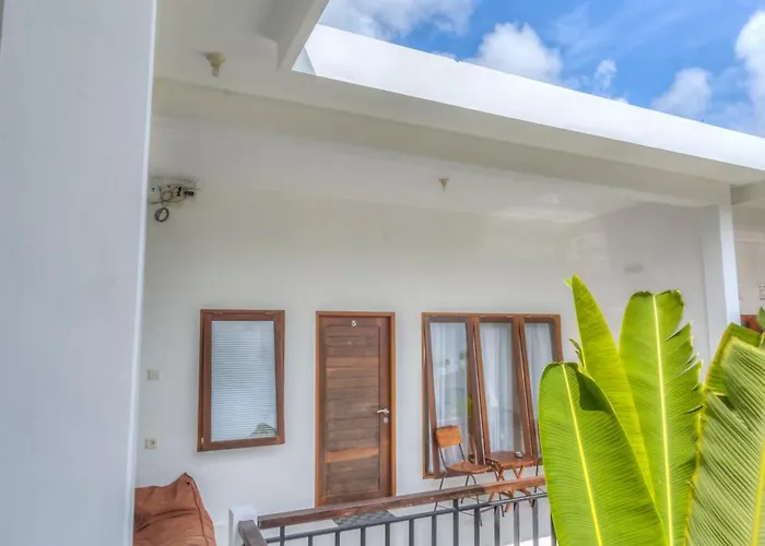 Iris Uluwatu
